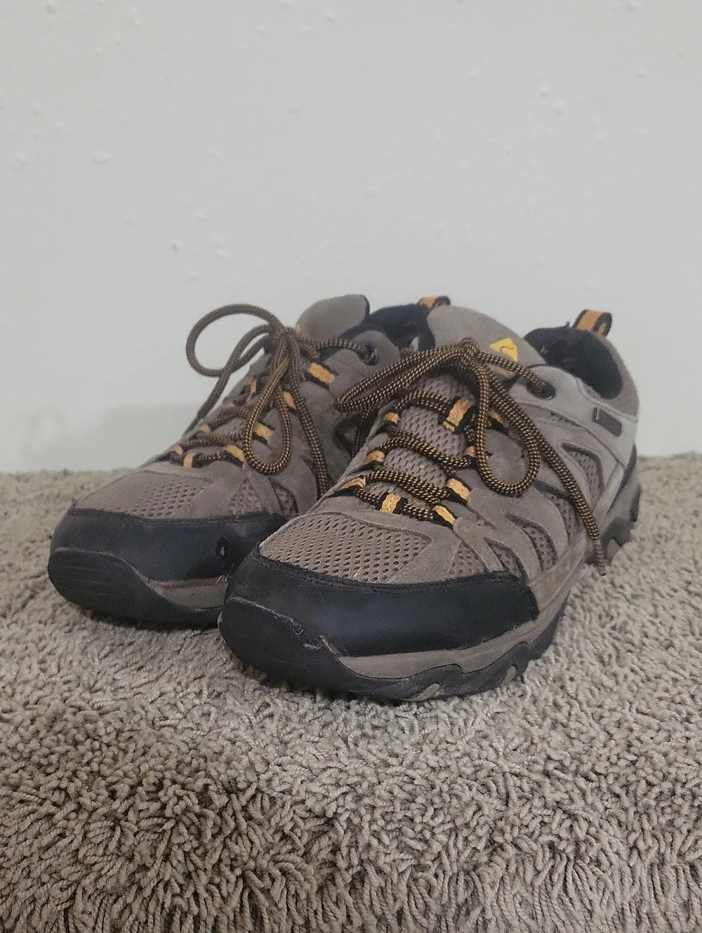 Ozaek Trail Gray and Black Hiking Sneakers with Yellow Accents